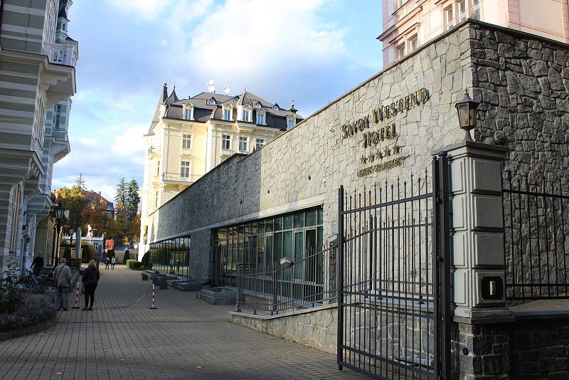 Hotel Savoy Westend v ulici Petra Velikého doplnilo toto moderní křídlo.