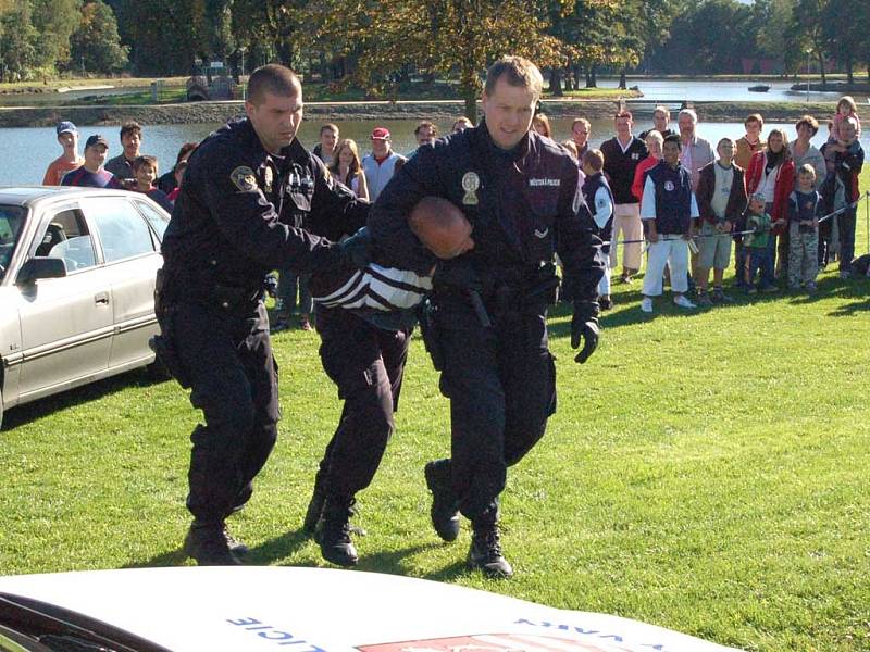 Na závěr Dne s městskou policií strážníci předvedli, jak by mohl dopadnout člověk, který se pokouší odcizit auto.