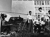 Zleva A. Hackenschmied, L. Kolda a E. Klos při natáčení filmu Neděle v trávě, 1937