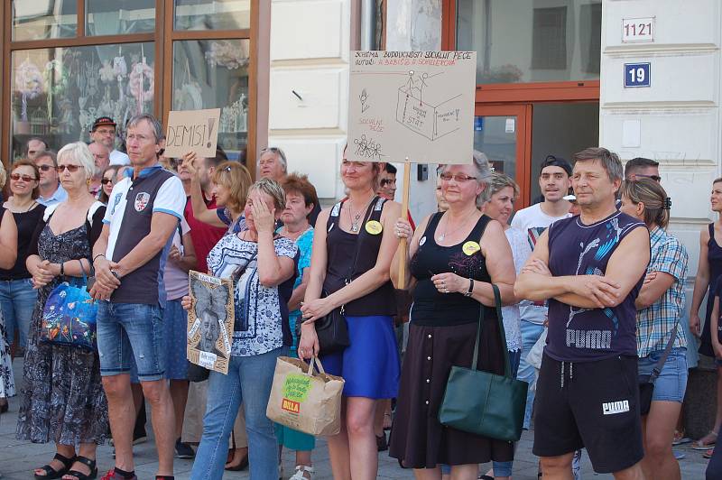 DEMISI, DEMISI! znělo v úterý opět z karlovarské Zeyerovy ulice. Lidé zde přišli demonstrovat proti vládě Andreje Babiše, požadovali demisi jeho i ministryně spravedlnosti Marie Benešové.