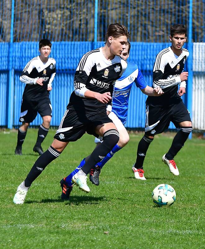 Nejdek (v černém) v domácím prostředí remizoval 2:2 s Ostrovem (v modrém).