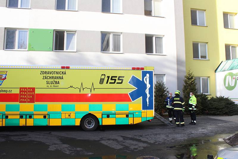 Nemocnici Sokolov opustilo v pátek 19. února 2021 deset covidních pacientů, přijela pro ně i velkokapacitní sanitka Fénix.