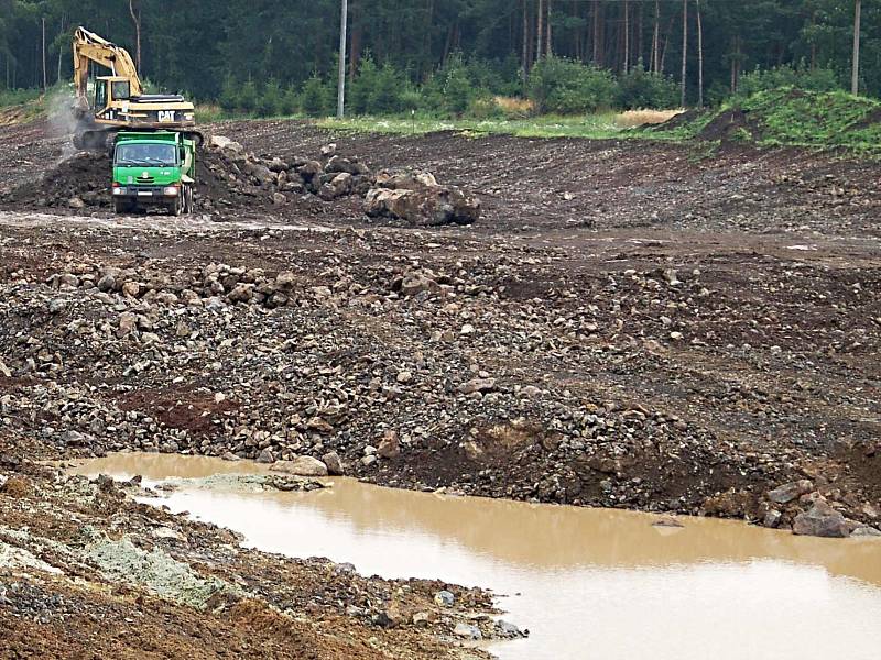 Bahno komplikuje dopravu u stavby na silnici R6 na hranicích Karlovarského a Ústeckého kraje.