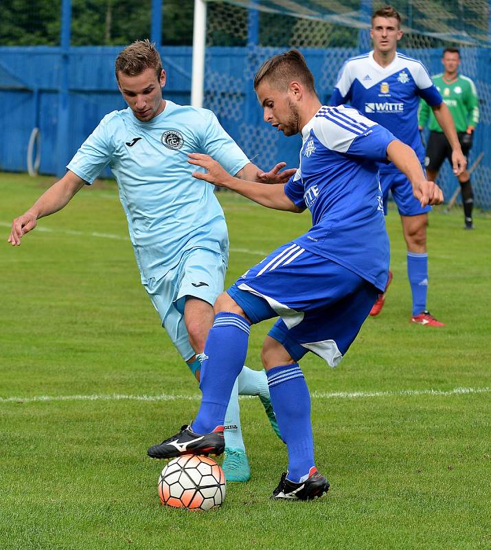 Divizní Chomutov (ve světlém) potvrdil své kvality, když na hřišti Nejdku (v modrém) urval výhru 3:1, čímž si zajistil postup do prvního kola MOL Cupu, ve kterém v sobotu 22. července bude hostit od 17.00 hodin Vyšehrad.