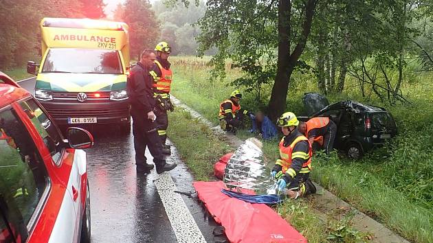 Nehody v Karlovarském kraji, při kterých se zranilo osm osob a zasahovalo u nich dohromady dvanáct jednotek hasičů.