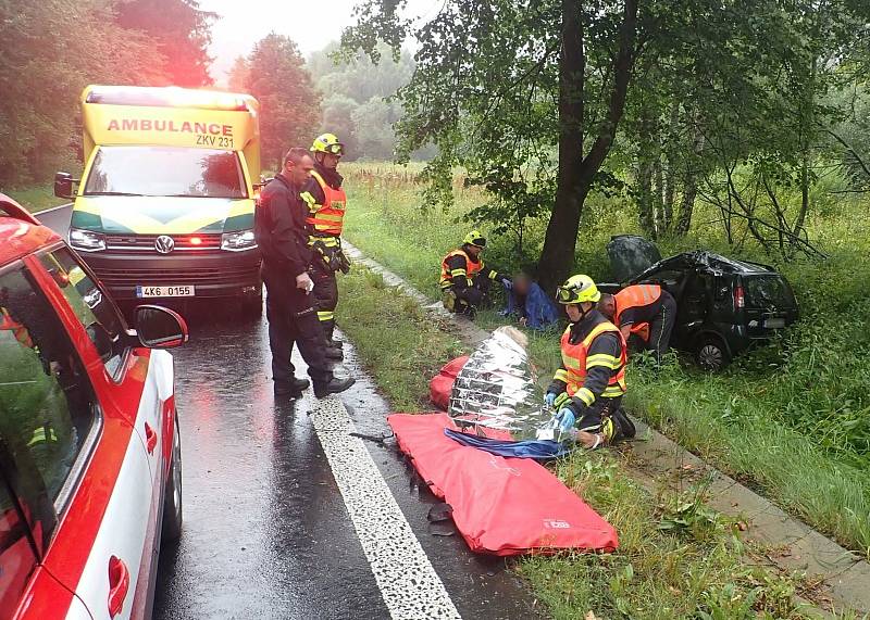 Nehody v Karlovarském kraji, při kterých se zranilo osm osob a zasahovalo u nich dohromady dvanáct jednotek hasičů.