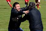 Dokonalý obrat předvedli fotbalisté Chodova (v pruhovaném) v souboji s karlovarskou Lokomotivou (V modrém), když vedli 2:0, poté prohrávali 2:3, a nakonec slavili výhru 4:3, když vítěznou trefu obstaral v 91. minutě kapitán Spartaku Lukáš Kočí.