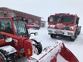V Božím Daru operují silničáři i hasiči se svojí technikou.