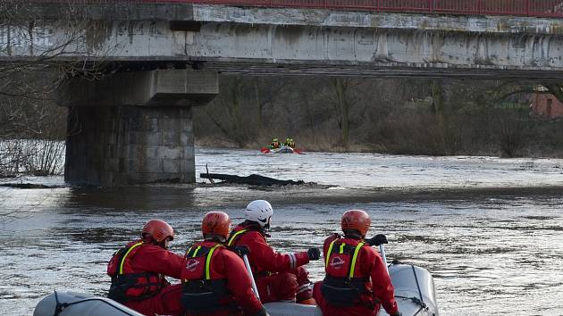 Na řece Ohři se převrátil raft s vodáky, jeden je pohřešovaný.