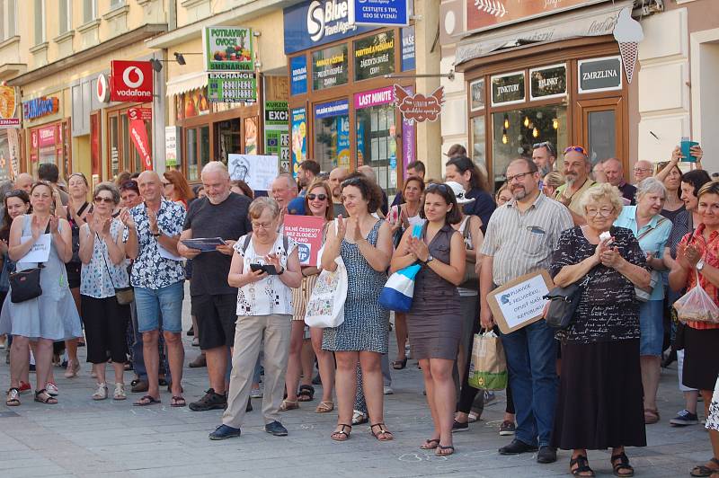 DEMISI, DEMISI! znělo v úterý opět z karlovarské Zeyerovy ulice. Lidé zde přišli demonstrovat proti vládě Andreje Babiše, požadovali demisi jeho i ministryně spravedlnosti Marie Benešové.