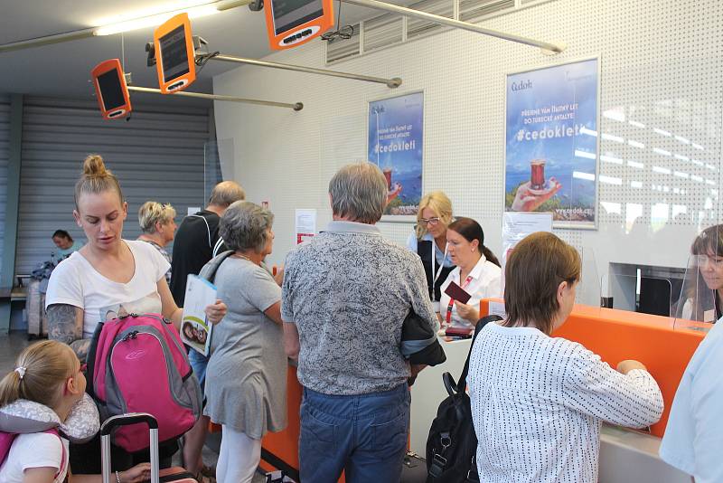 První letecký spoj do Antalye je vyprodán už několik týdnů. Cestující byli hodně natěšení.