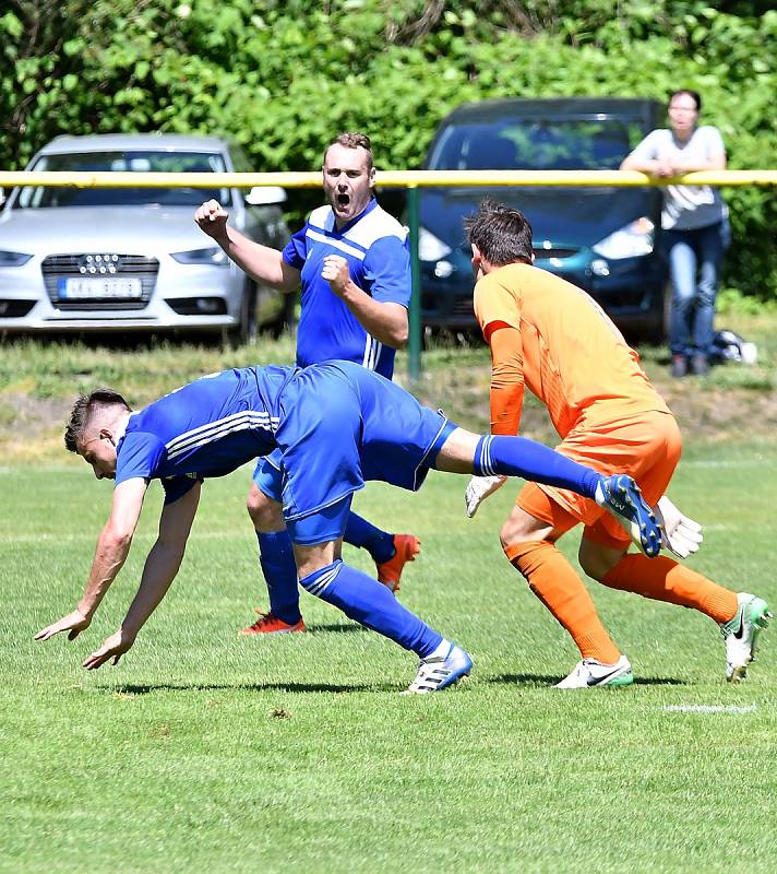 Karlovarská Slavia se loučila s domácím prostředím ve Fortuna ČFL porážkou 3:4 s Velvary (v modrém).