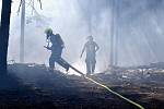 Hasiči zasahovali u požáru lesa, povolat museli vrtulník