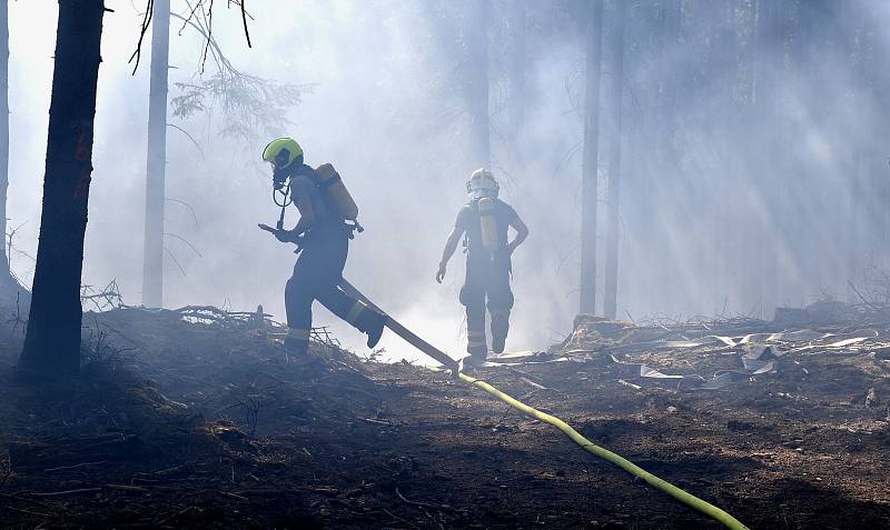 Hasiči zasahovali u požáru lesa, povolat museli vrtulník