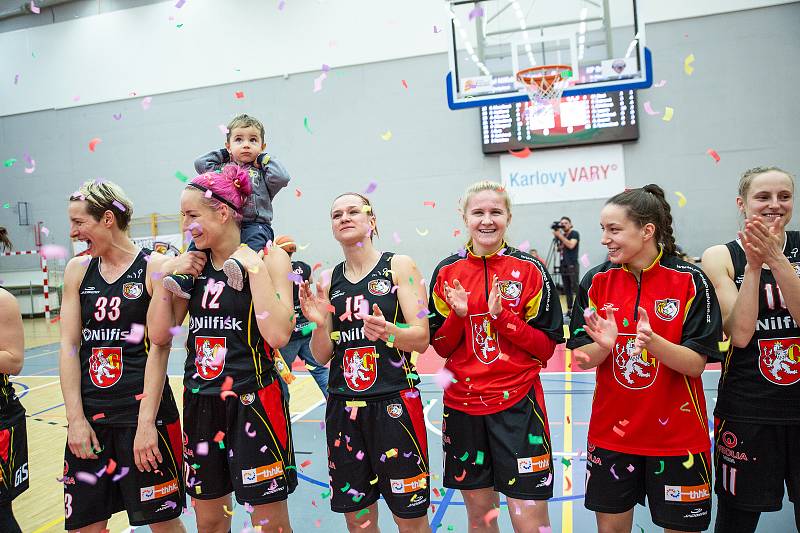 Finálový zápas finálového turnaje českého poháru basketbalistek v Karlových Varech, KP Brno  (v zelenobílém) - Sokol Nilfisk Hradec Králové