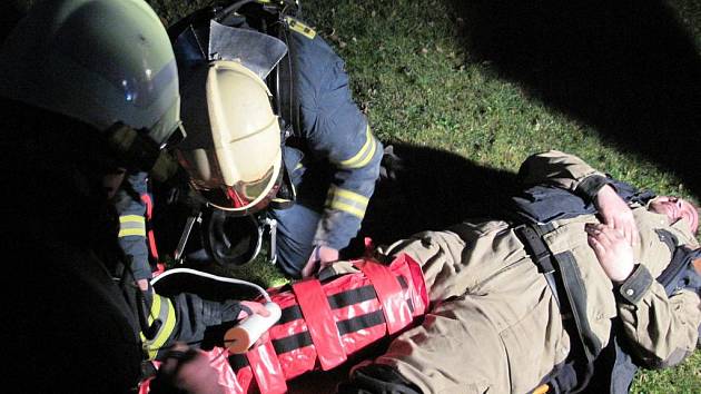 Simulované cvičení připravené pro jednotky profesionálních hasičů z Mariánských Lázní a Toužimi a jednotky dobrovolných hasičů obcí Teplá a Mnichov se konalo v obci Jankovice na Karlovarsku.