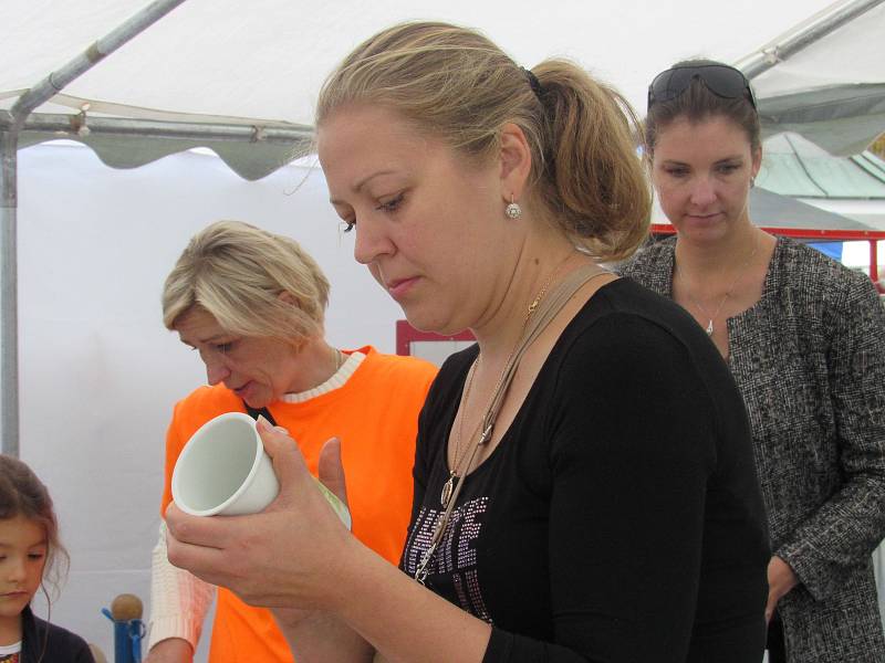 Roztančený folklorní festival a porcelánové slavnosti.