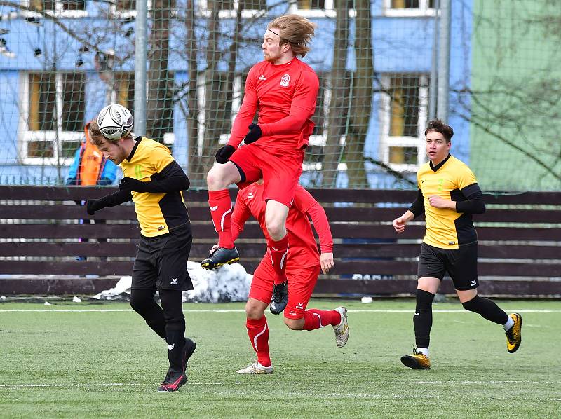 Pila (v červeném) porazila béčko Olympie 2:0, slavila druhou jarní výhru.