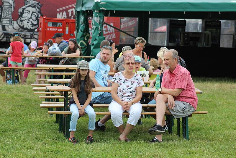 Velice bohatý program nabídl 12. ročník Rock In Roll, který se v sobotu konal v Nové Roli. Zatímco večer patřil dospělákům a rockovým kapelám, odpoledne si to užívaly rodiny s dětmi.