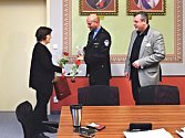 Poděkování Janě Preclíkové vyjádřili velitel městské policie Ladislav Martínek a starosta Jan Bureš.