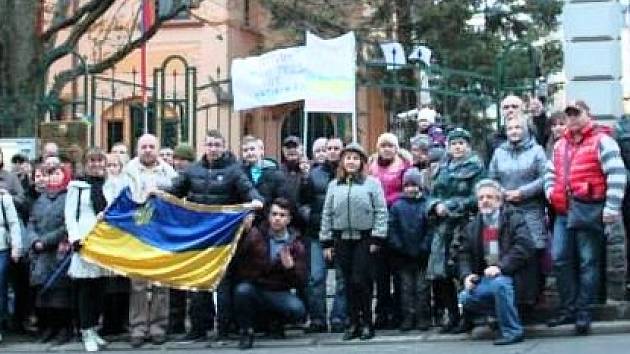 Protest proti ruské přítomnosti na Krymu u konzulátu v Karlových Varech.