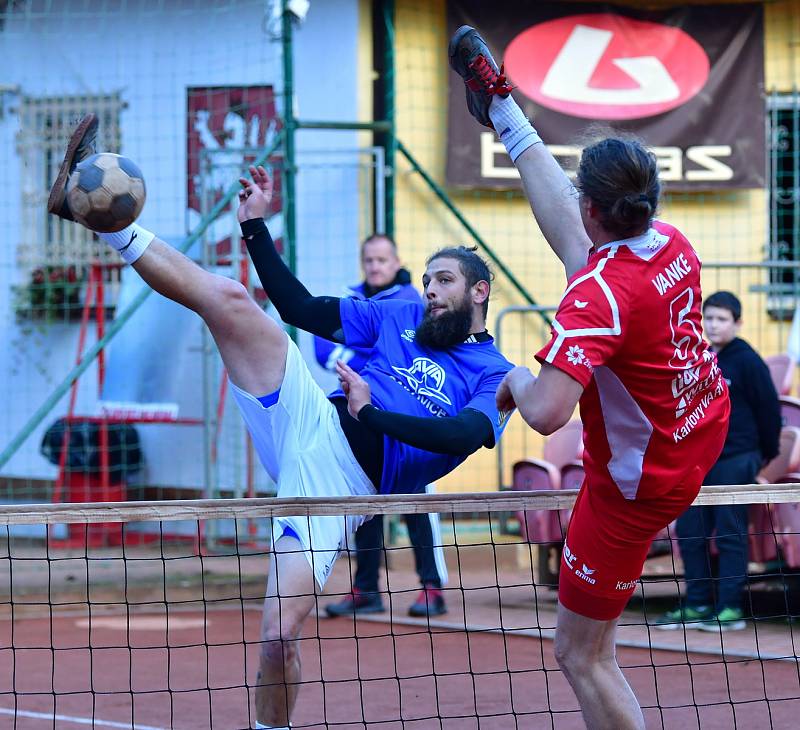 Extraligový bronz si připsali na konto nohejbalisté SK Liapor Karlovy Vary, kteří v semifinále ztroskotali na výběru Čakovic, který si tak okusí nástrahy Superfinále.