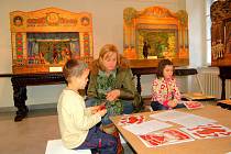 V karlovarském muzeu v Karlových Varech se konala výtvarná dílna. Děti si mohly vyrobit vlastní loutky.