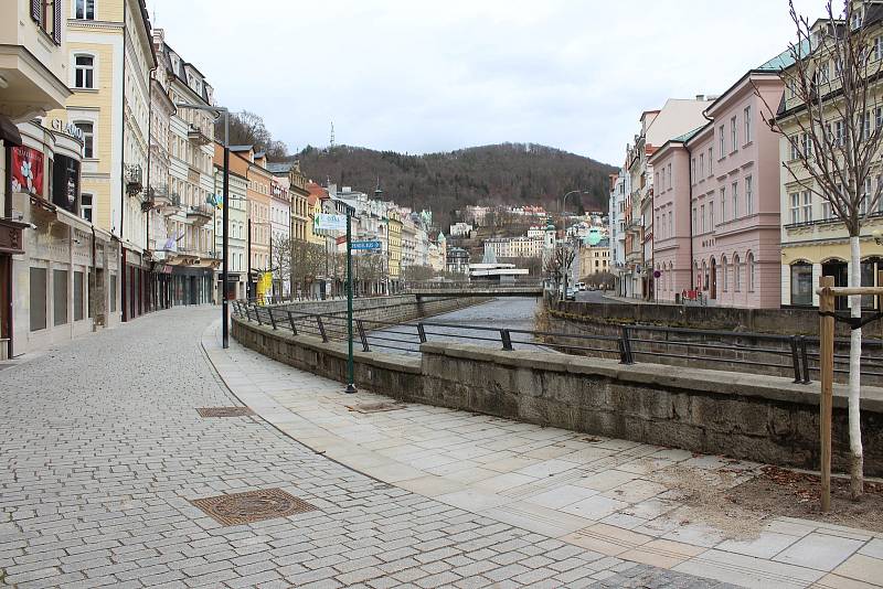 Prázdné ulice v lázeňském centru poblíž hotelu Pupp.