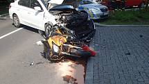 Při vážné nehodě v Karlových Varech zemřel motorkář.
