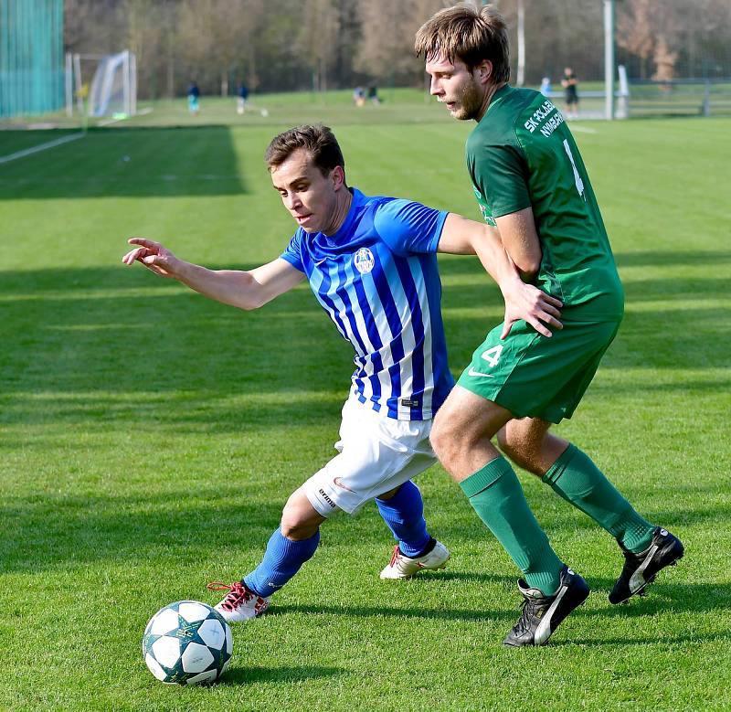 Fotbalisté Ostrova dosáhli proti Nymburku (v zeleném) na důležitou výhru 3:2.