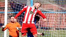 Dokonalý obrat předvedli fotbalisté Chodova (v pruhovaném) v souboji s karlovarskou Lokomotivou (V modrém), když vedli 2:0, poté prohrávali 2:3, a nakonec slavili výhru 4:3, když vítěznou trefu obstaral v 91. minutě kapitán Spartaku Lukáš Kočí.