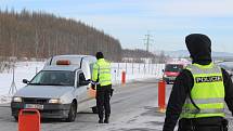 Policisté nadále kontrolují řidiče na okresních hranicích.