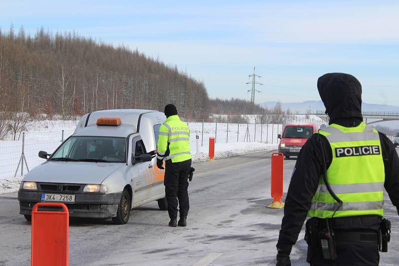 Policisté nadále kontrolují řidiče na okresních hranicích.