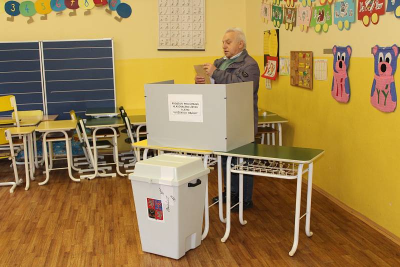 Jedna z volebních místností, kde občané Karlových Varů hlasovali v prvním místním referendu byla i v Základní škole Dukelských hrdinů.