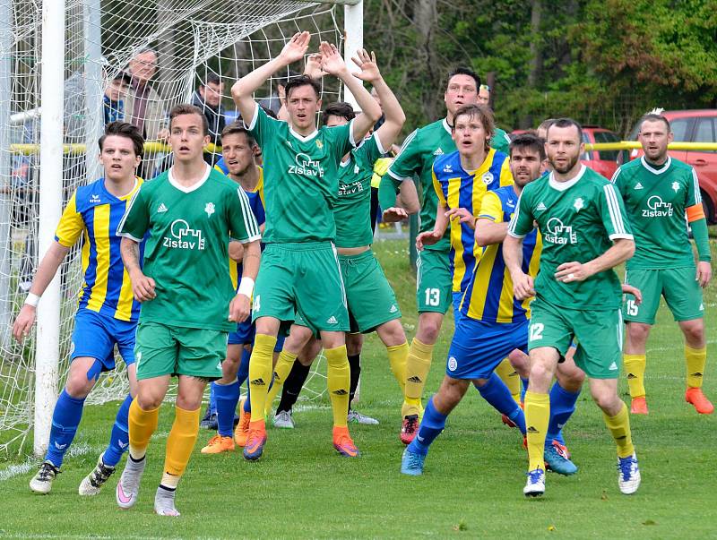 První jarní krajské derby bylo o víkendu na programu na dvorském stadionu, kde tvrdili roli favorita hráči v trikotech karlovarského 1.FC, kterým se postavila do cesty fotbalová družina Mariánských Lázní (ve žlutém). Právě Mariánské Lázně na půdě favorita