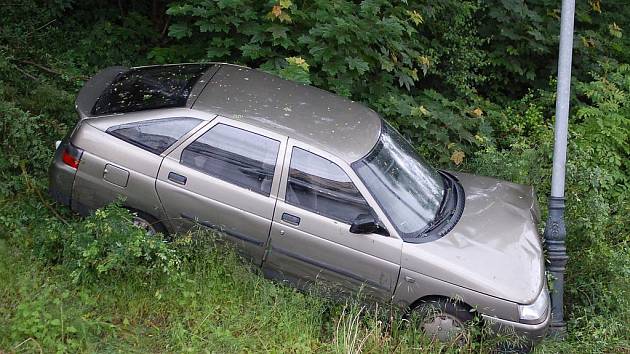 Nezabrzděné auto skončilo na sloupu.