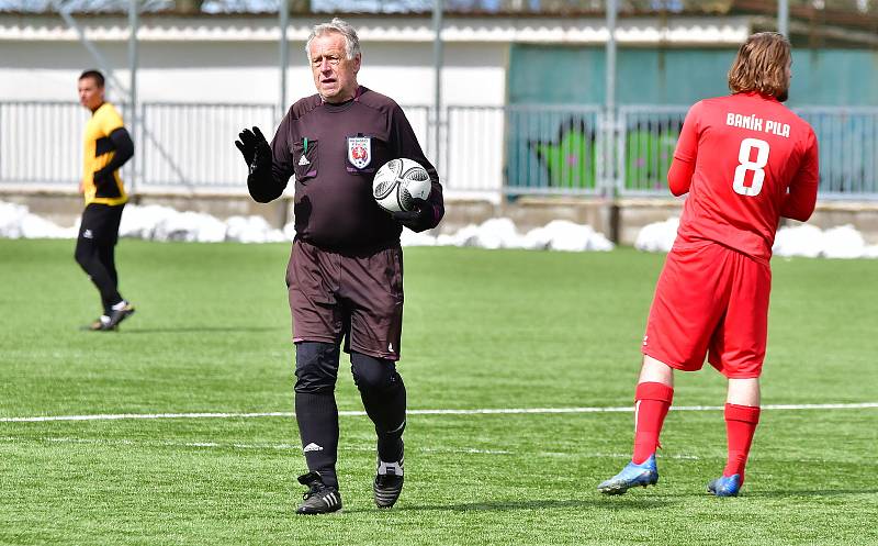 Pila (v červeném) porazila béčko Olympie 2:0, slavila druhou jarní výhru.