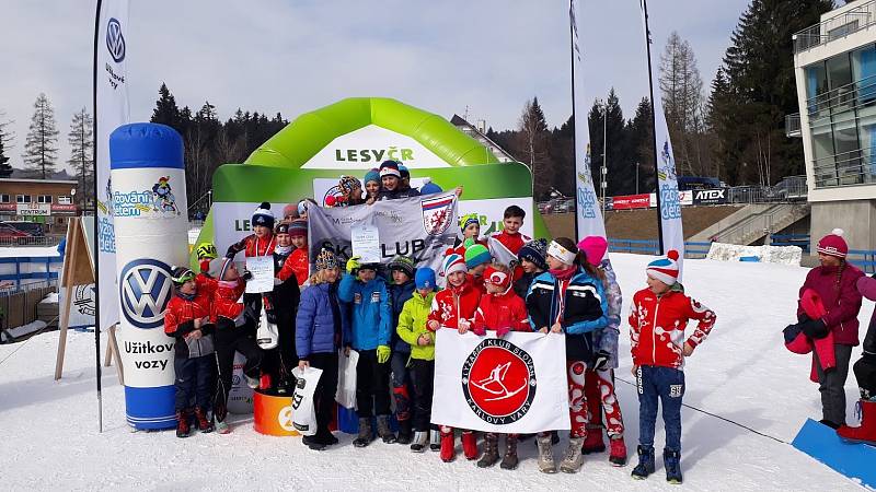 Lyžaři LK Slovan Karlovy Vary udělali o víkendu tečku za republikovými závody. V Novém Městě na Moravě totiž bojovali o cenné tituly nejen v Českém poháru smíšených družstev žactva, ale také v projektu běžeckého lyžování Hledáme nové naděje.