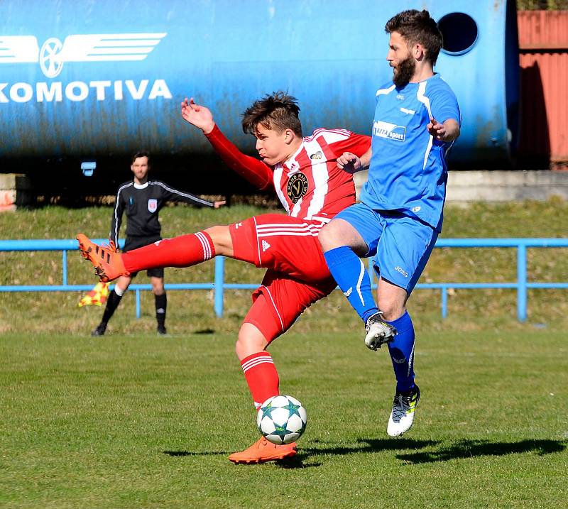 Dokonalý obrat předvedli fotbalisté Chodova (v pruhovaném) v souboji s karlovarskou Lokomotivou (V modrém), když vedli 2:0, poté prohrávali 2:3, a nakonec slavili výhru 4:3, když vítěznou trefu obstaral v 91. minutě kapitán Spartaku Lukáš Kočí.