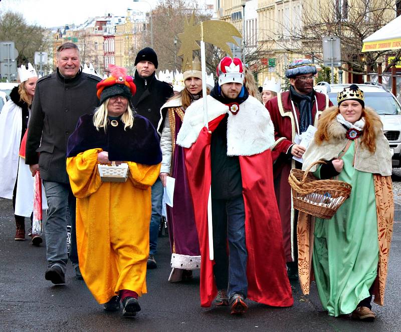 V Karlových Varech začala Tříkrálová sbírka. Do ulic krajského města vyšly desítky koledníků.