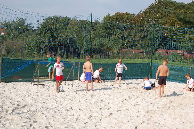 Nové beachvolejbalové hřiště o čtyřech kurtech bylo slavnostně otevřeno v karlovarských Tuhnicích.