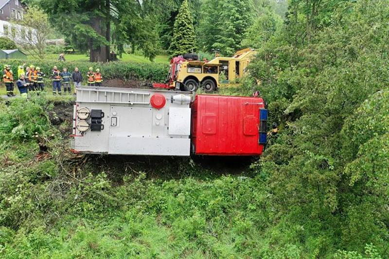 Záběry z vyprošťování převrácené zásahové hasičské cisterny, která havarovala při cestě z místa zásahu. Příčinu nehody řeší policie, škoda bude stanovena po důkladné prohlídce vozidla.