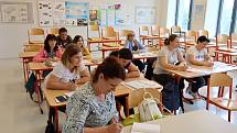 Krajská hospodářská komora Karlovarského kraje (KHK KK) pořádá další kurzy češtiny pro obyvatele Ukrajiny, kteří si v regionu našli zaměstnání. Aktuálně je spuštěno šest kurzů, které navštěvuje víc než stovka lidí z 12 firem.