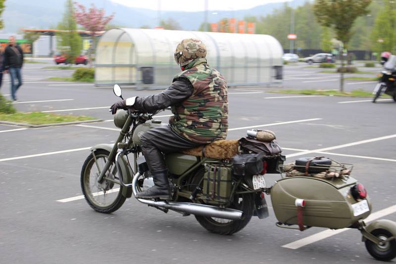 Stovky motorkářů zahájily v pondělí novou sezonu setkáním v Karlových Varech, společnou jízdou do Nejdku a mší v tamním kostele svatého Martina s následným požehnáním motorkám i strojům. Akci připravili tradičně karlovarští Lion Bikers a zúčastnilo se jí 