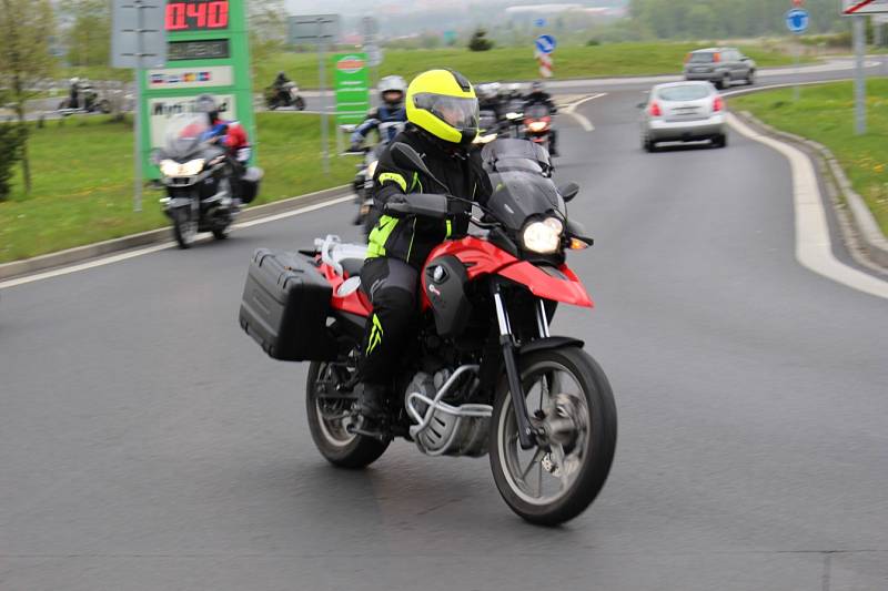 Stovky motorkářů zahájily v pondělí novou sezonu setkáním v Karlových Varech, společnou jízdou do Nejdku a mší v tamním kostele svatého Martina s následným požehnáním motorkám i strojům. Akci připravili tradičně karlovarští Lion Bikers a zúčastnilo se jí 