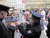 Policisté se důkladně připravili se 52. ročník Mezinárodního filmového festivalu. Letos je posílen výkon služby, a to jak uniformovaných policistů, tak také policistů v civilu.