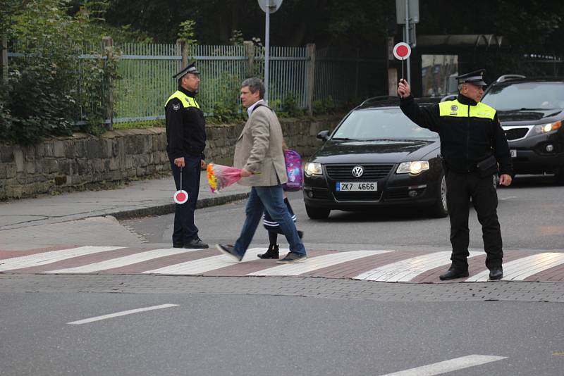 V Karlovarském kraji začal nový školní rok. Zaznamenali jsme zahájení školního roku v základních školách v Dolním Žandově, Lokti a před ZŠ Dukelská v Karlových Varech.