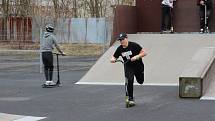 Ostrovský skatepark je opět otevřený. V sobotu zde dováděli kluci na koloběžkách.