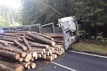 U Kojšovic havaroval kamion, dřevo z něho zasypalo osobní vůz