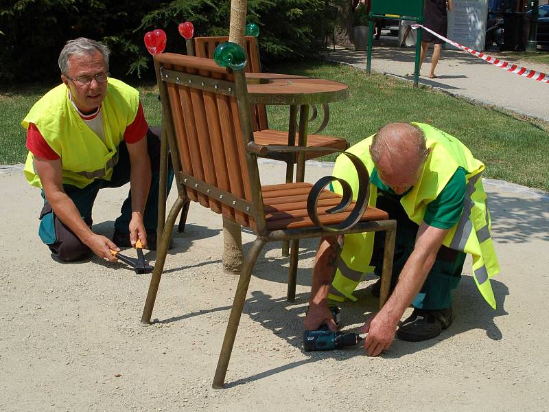 Zaměstnanci Správy lázeňslých parků připravují Havlovo místo - Havlovu lavičku.